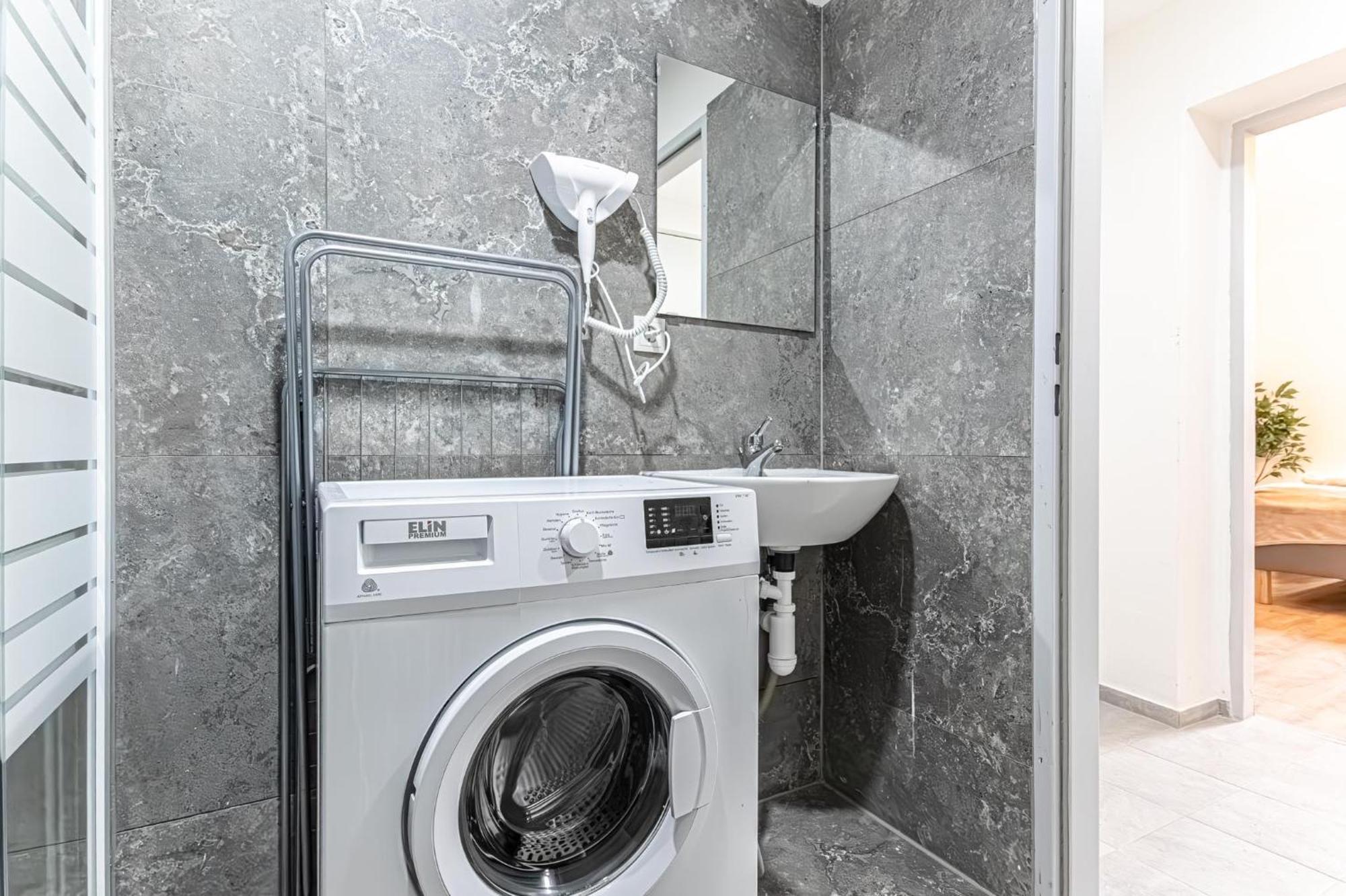Trendy Near Westbahnhof With Kitchenette & Smart Tv Vienna