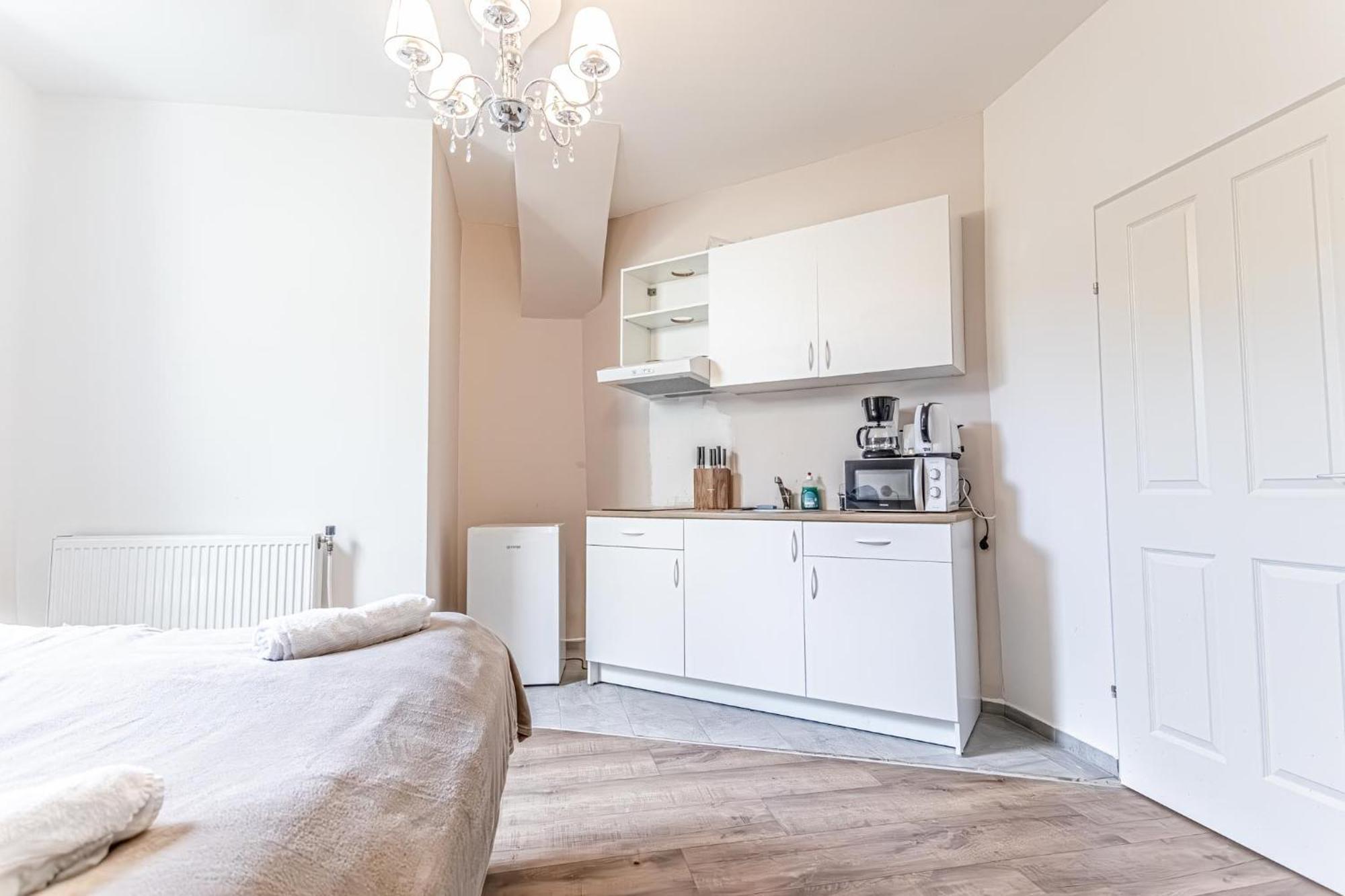 Trendy Near Westbahnhof With Kitchenette & Smart Tv * Wenen